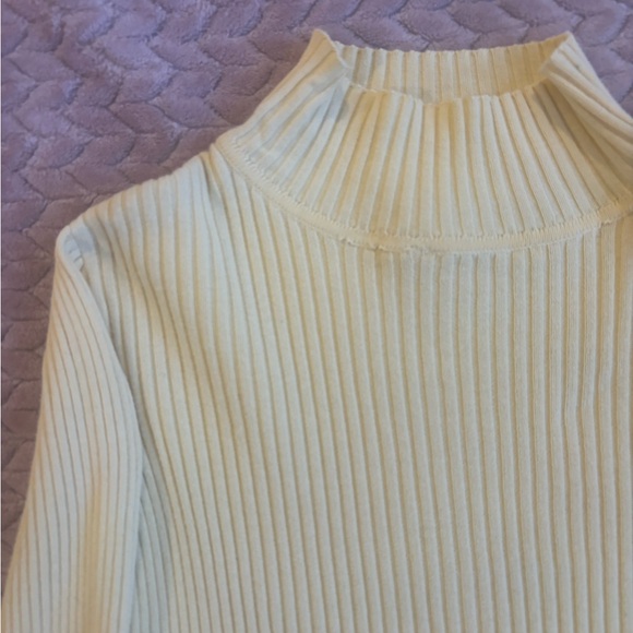 Yellow/Cream Turtle Neck - Picture 2 of 3